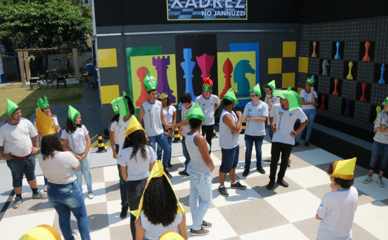Confira na edição online do Jornal O Globo o projeto Xadrez Humano,  organizado pelo Colégio Estadual Vicente Jannuzzi, na Barra da Tijuca, Zona  Oeste do Rio. Em um tabuleiro gigante montado no
