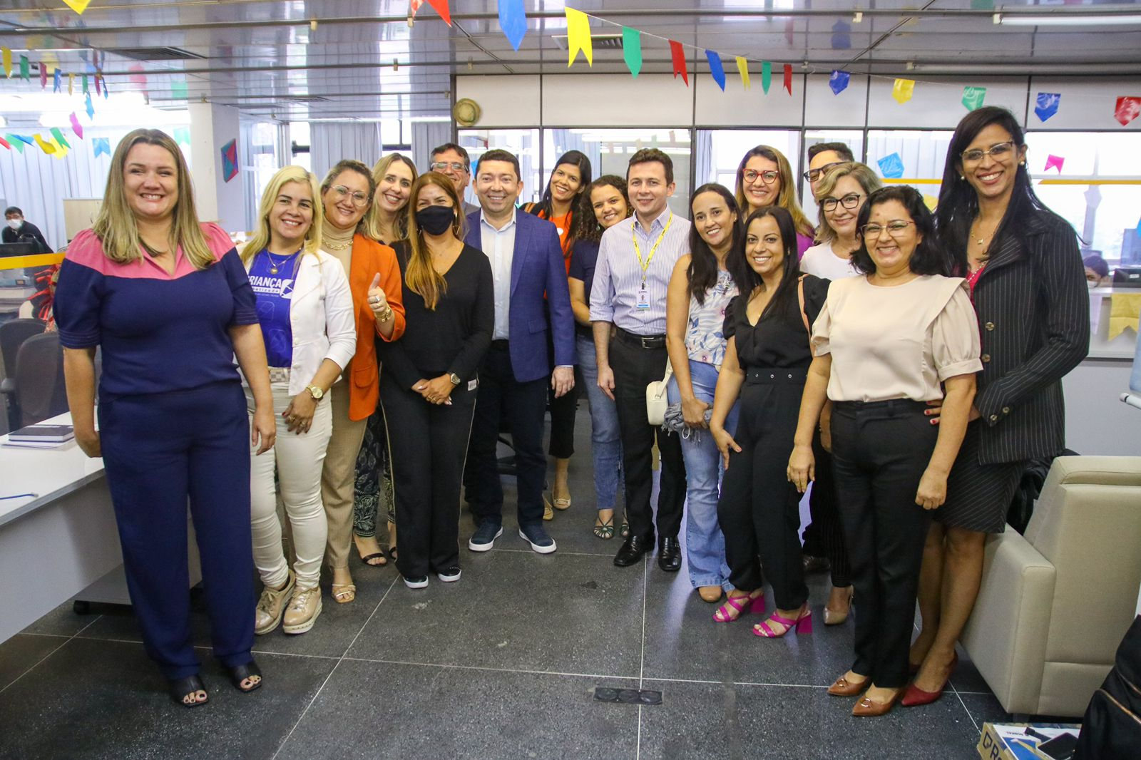 Alunos da Escola João da Costa Viana plantam árvores na Prainha de